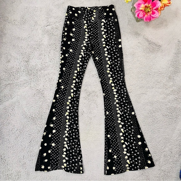 Daisies bell bottom pants - Picture 3 of 10